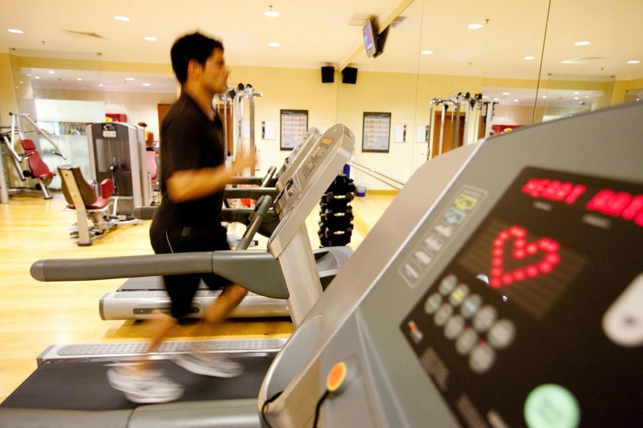 Praia D'El Rey Marriott Golf & Beach Resort Praia del Rei Ngoại thất bức ảnh A treadmill in use