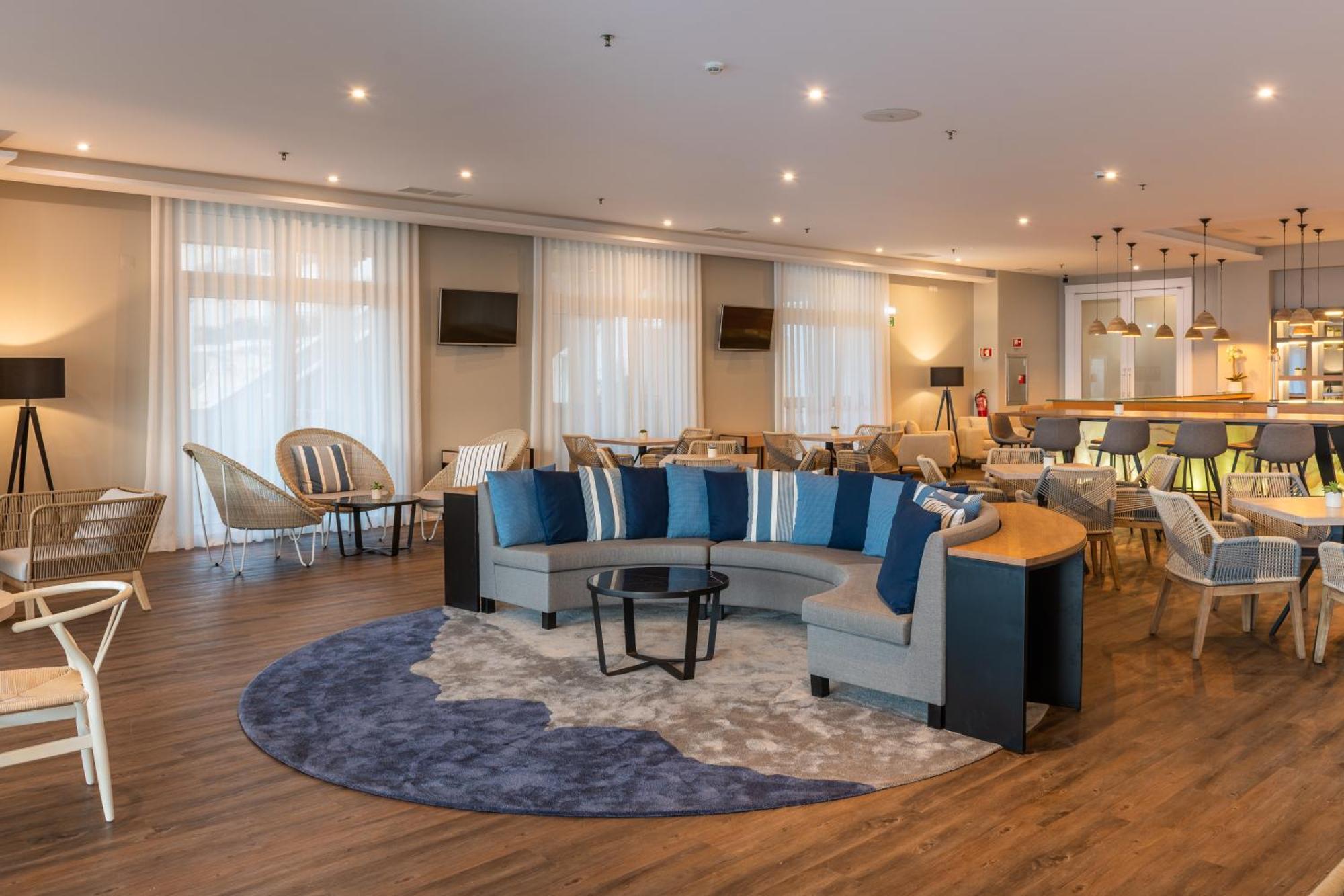 Praia D'El Rey Marriott Golf & Beach Resort Praia del Rei Ngoại thất bức ảnh The lounge at the airport