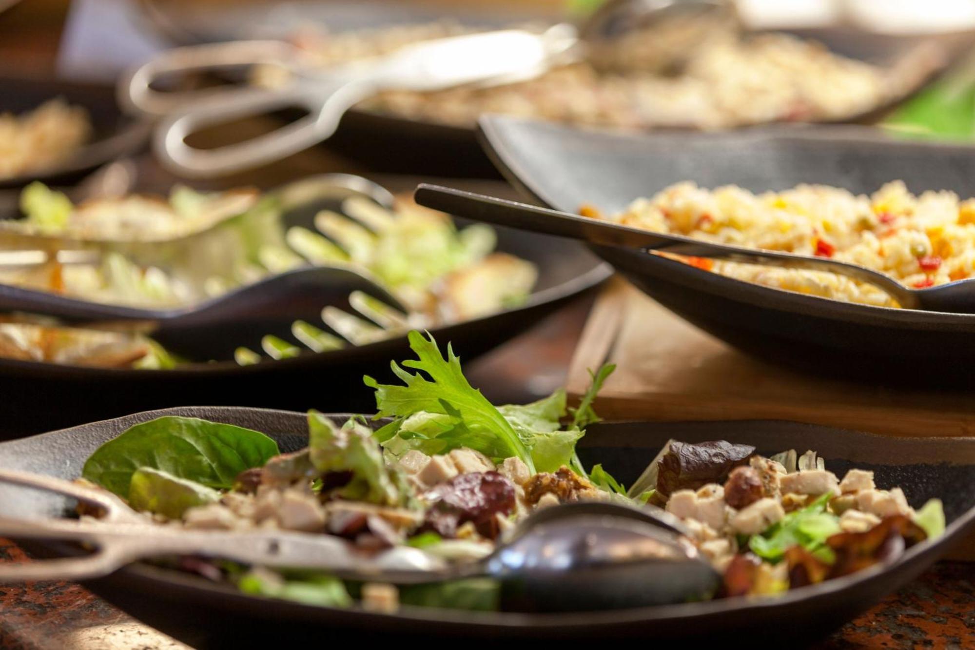 Praia D'El Rey Marriott Golf & Beach Resort Praia del Rei Ngoại thất bức ảnh A salad bar