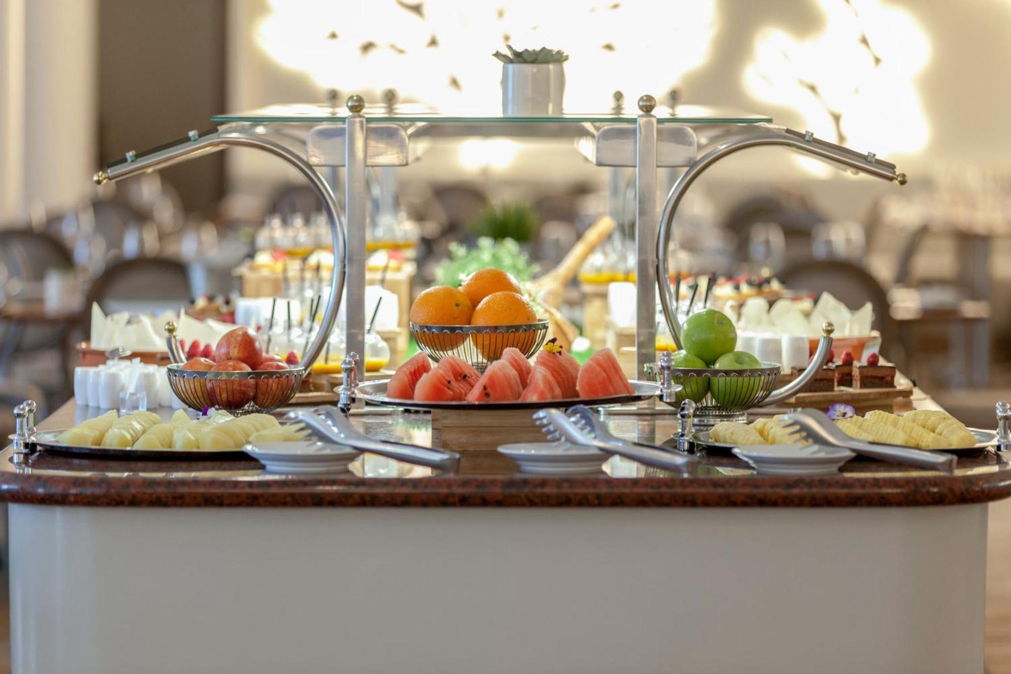 Praia D'El Rey Marriott Golf & Beach Resort Praia del Rei Ngoại thất bức ảnh A buffet at a hotel
