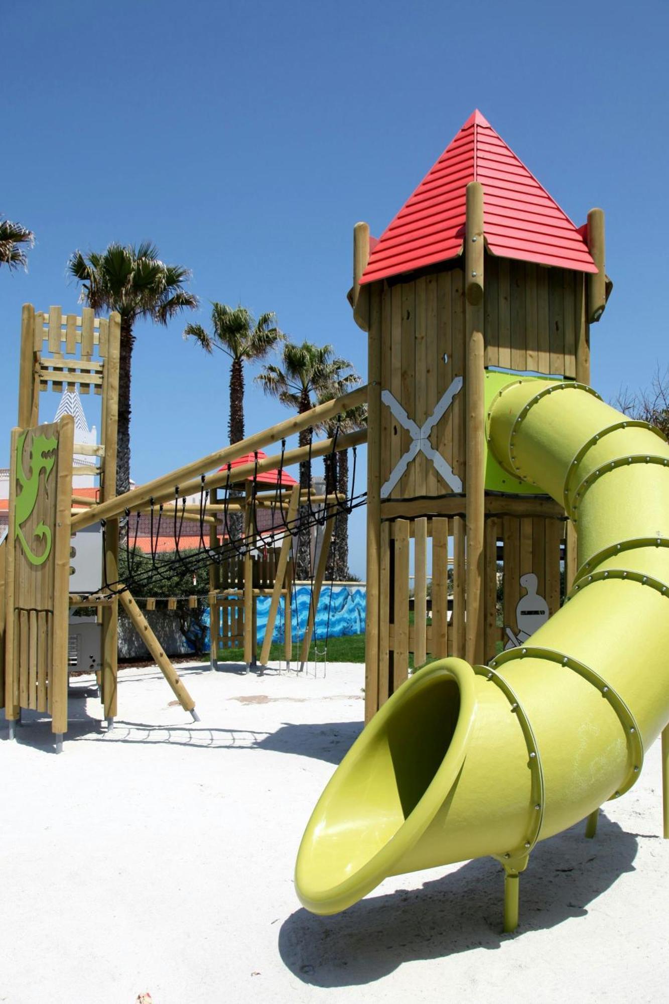 Praia D'El Rey Marriott Golf & Beach Resort Praia del Rei Ngoại thất bức ảnh Playground in Spain
